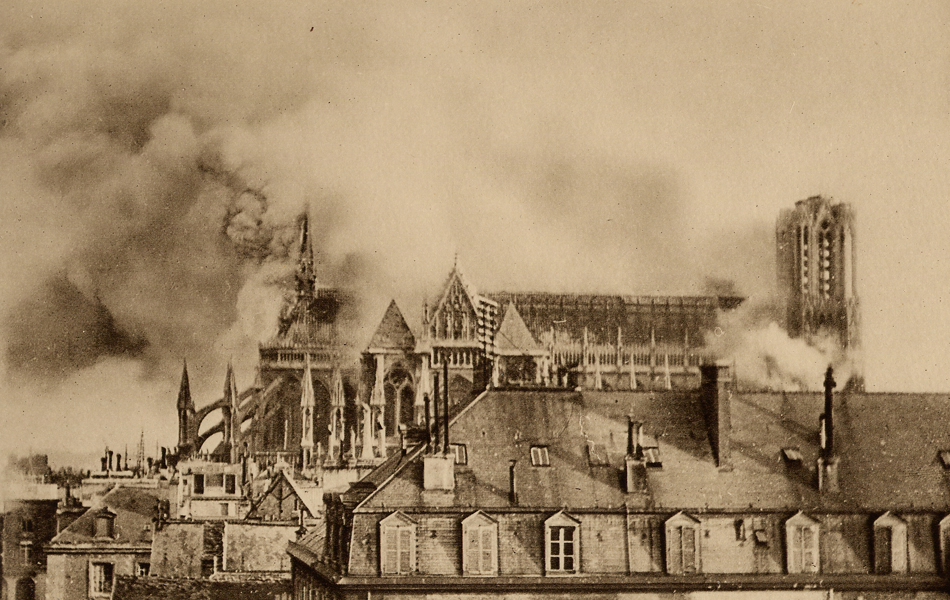 Les flammes dévorent la cathédrale de Reims